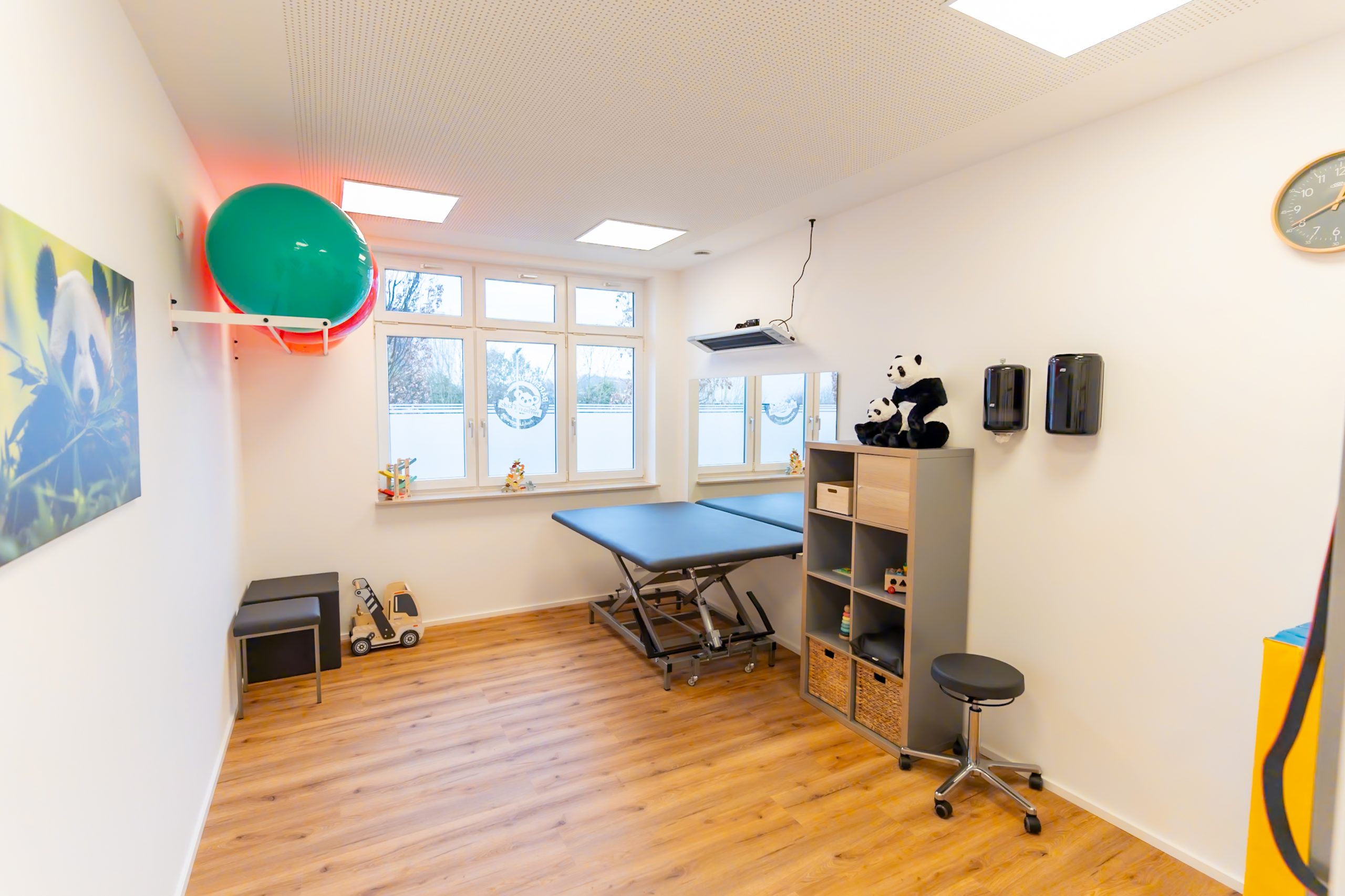 Schön gestalteter Kinderphysio Bereich